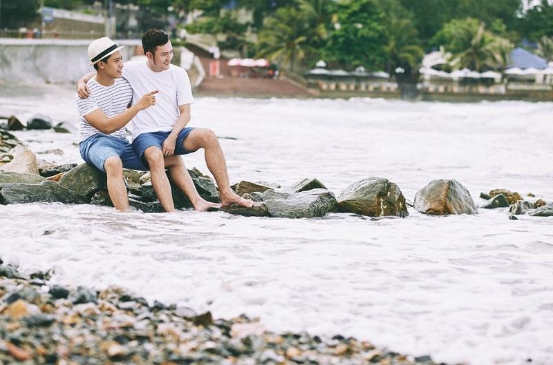 Find Out Simple Tricks To Break The Conversation Barrier While On The First Gay Date After