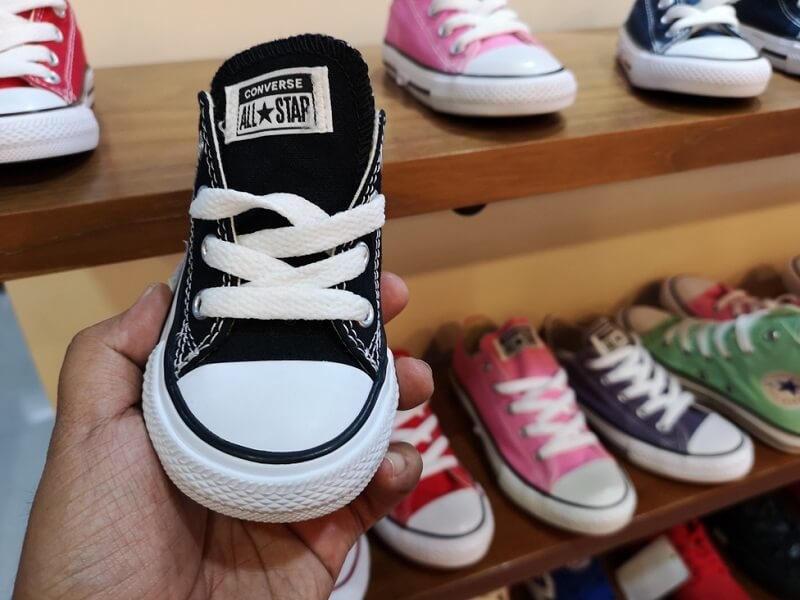  Hand hold a kid CONVERSE ALL STAR shoes