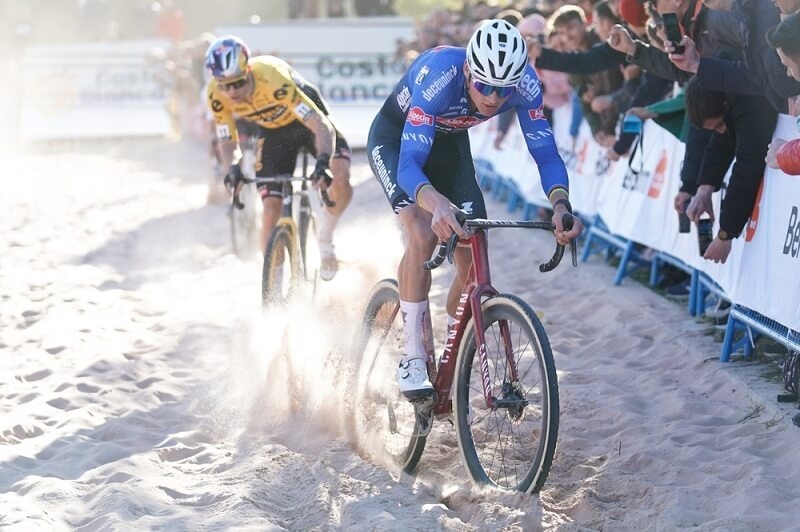 Male Cycalist competing on on UCI Cyclocross World Cup