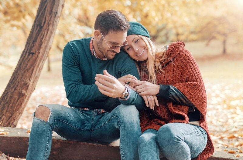 Romantic couple Dating in the park