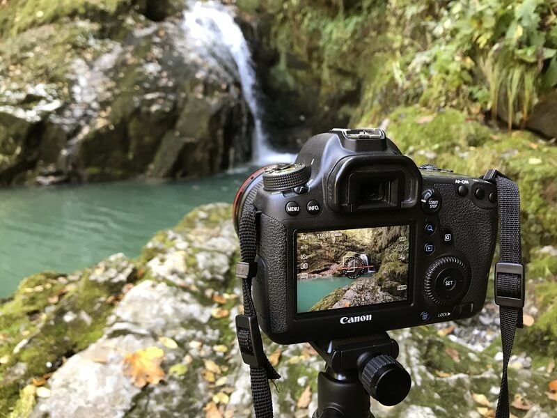 Taking landscape photo with Canon camera