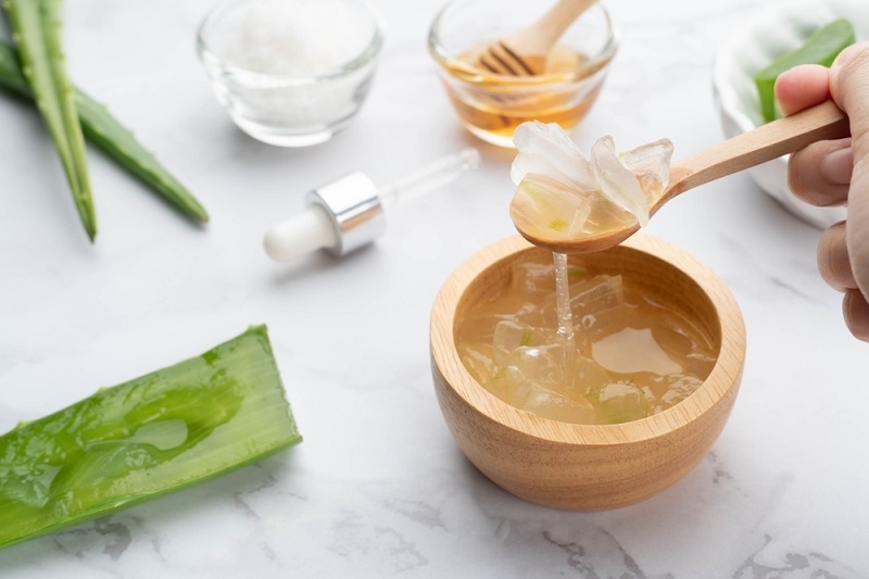 woman preparing aloe vera gel