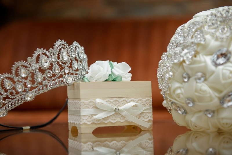 bridal tiara, bridal bouquet and ring box