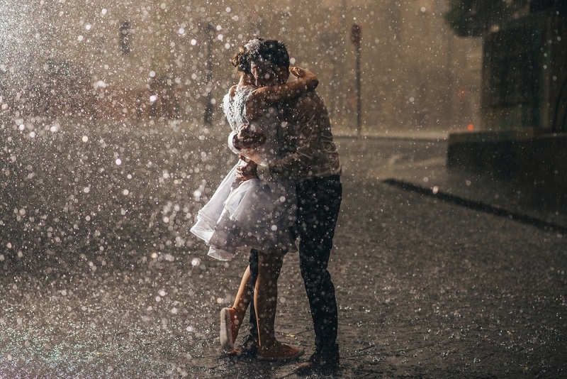 Bride and groom in the rainy weather