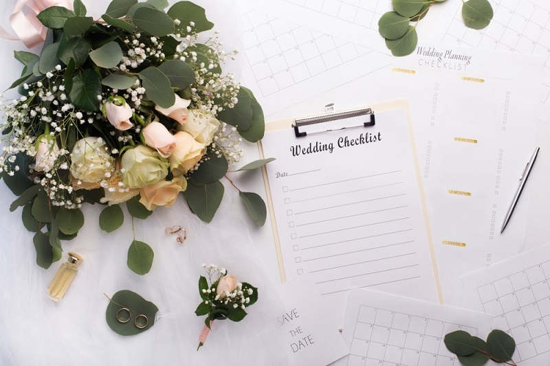 Empty checklist with planner and bouquet of roses