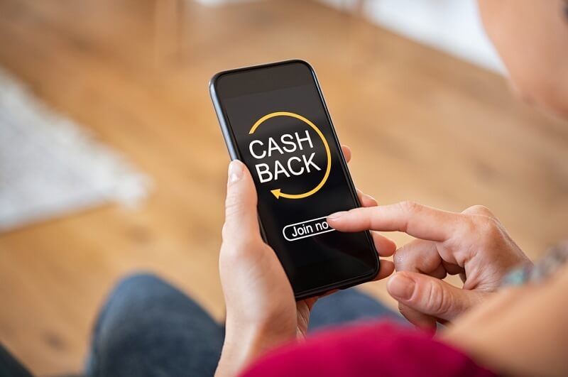 hand holding smartphone with button to get started the cashback