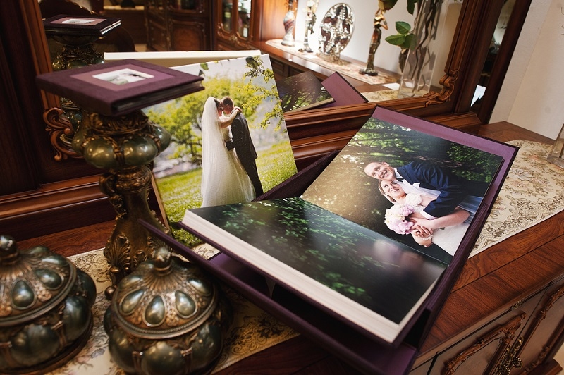  Customized wedding photo album for couple