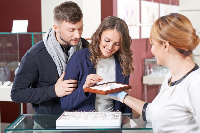 couple choosing wedding ring