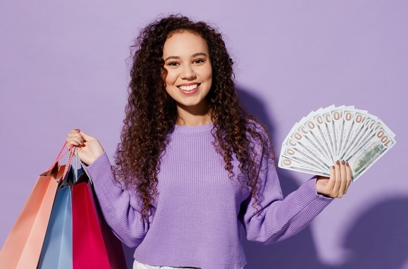 woman with shopping bag and cash