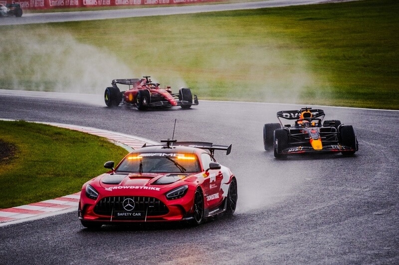 f1 cars overtaking on track