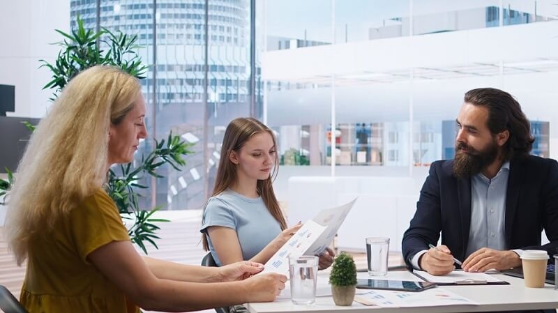 advisor working on financial terms