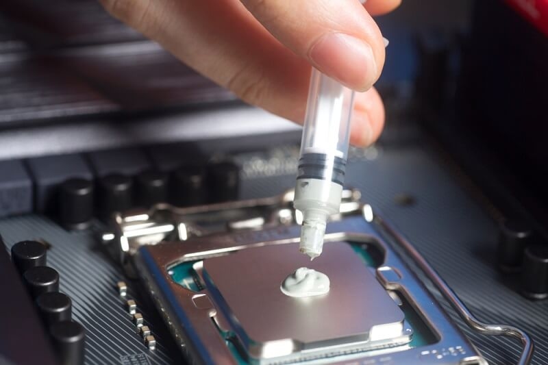man dripping thermal paste with dripper