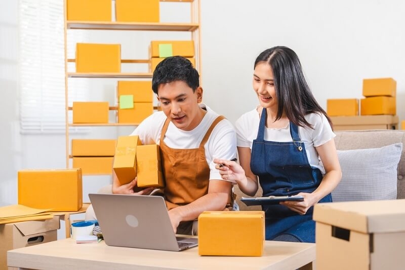 asian couple seeing business activity online 