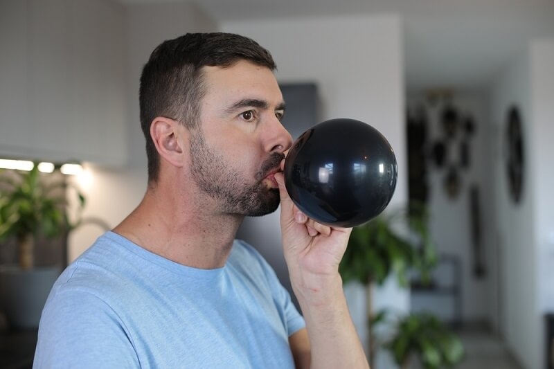 man using belly balloon breathing technique