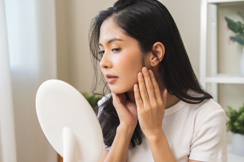 woman using moisturizer for her dry skin