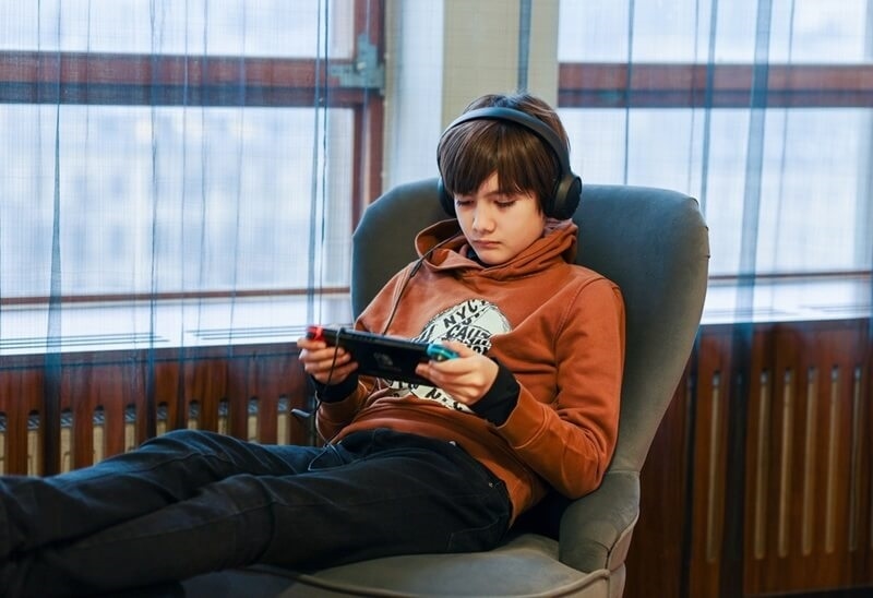 boy fixing audio lag in headset