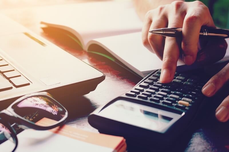 student calculating budget for laptop