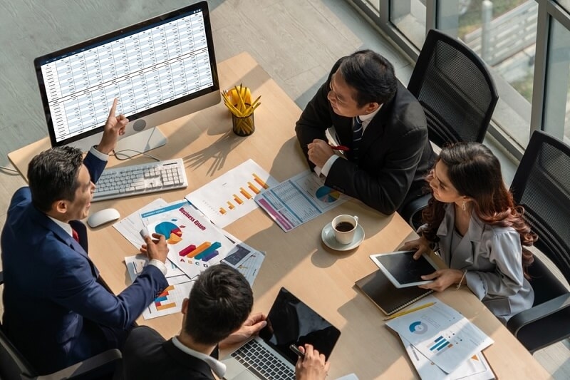 office management working on gig budgeting