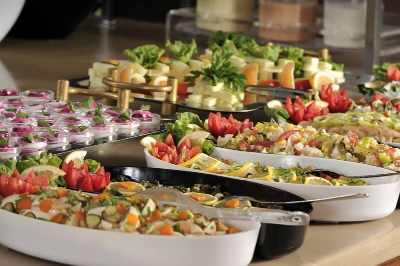 buffet style dinner arrangement at wedding 