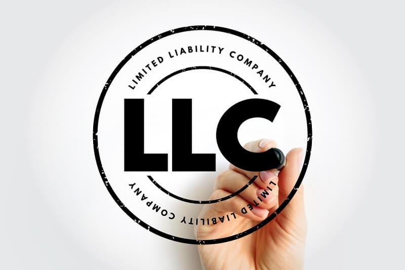 man draw LLC logo with marker