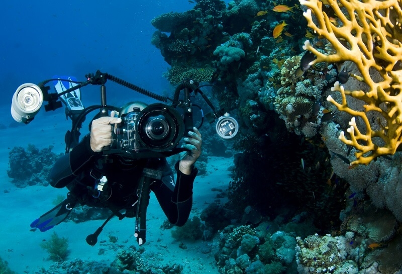 cameraman with lightings underwater