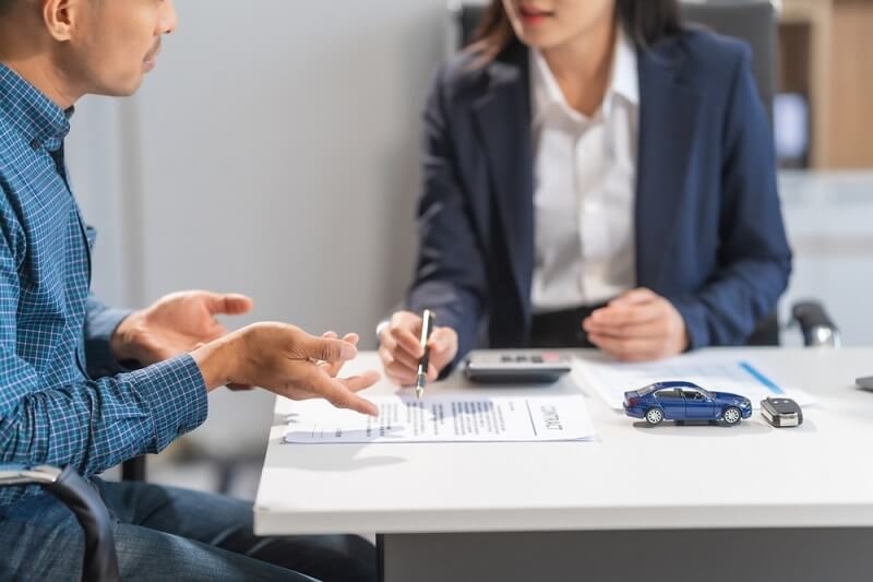 customer discussing about lender policies with auto finance officer 