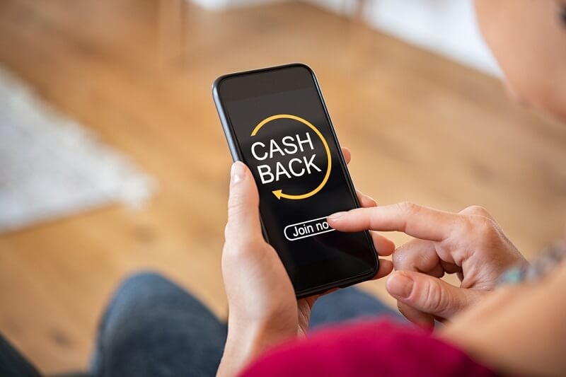 man using cashback mix