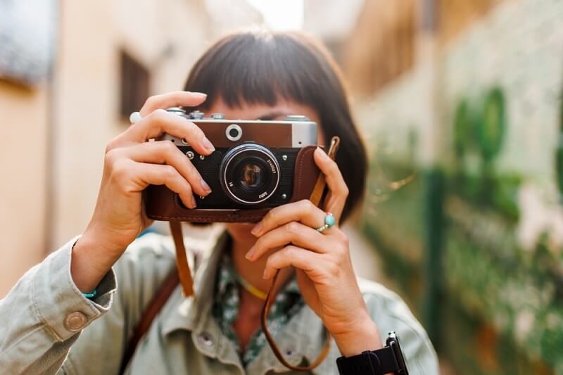 girl clicking city pictures in compact camera