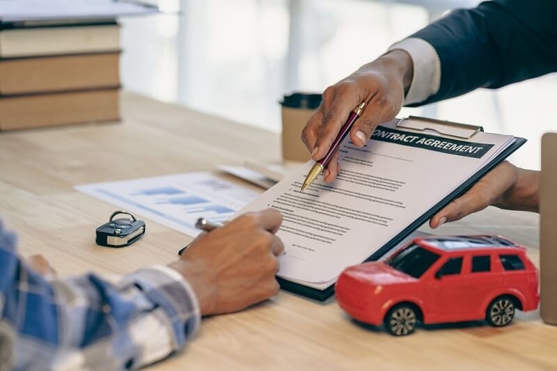 insurance agent explaining insurance coverage and details