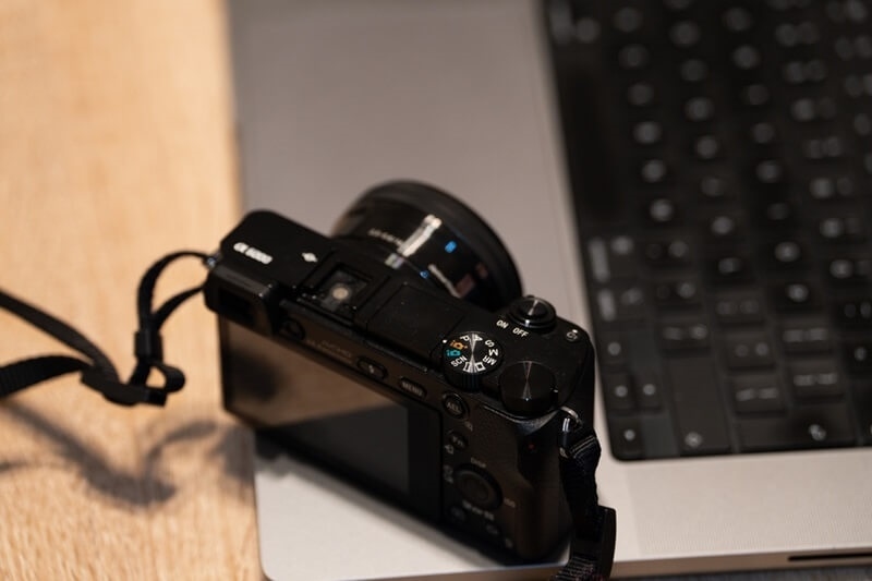 compact-all-rounder-mirrorless-camera