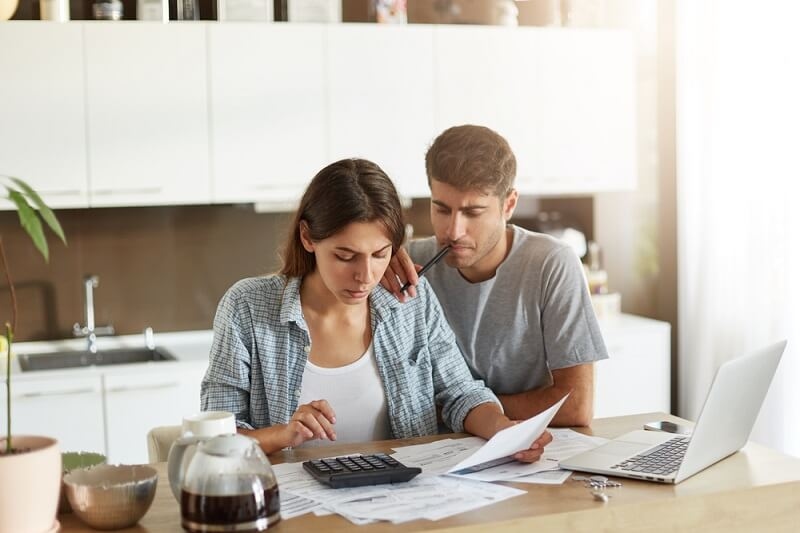 couple creating wedding budget