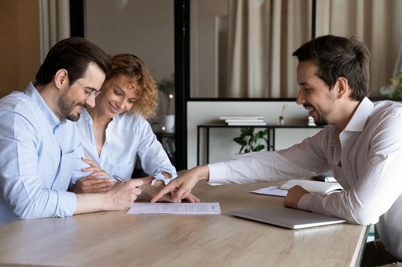 couple taking renter insurance from agent 