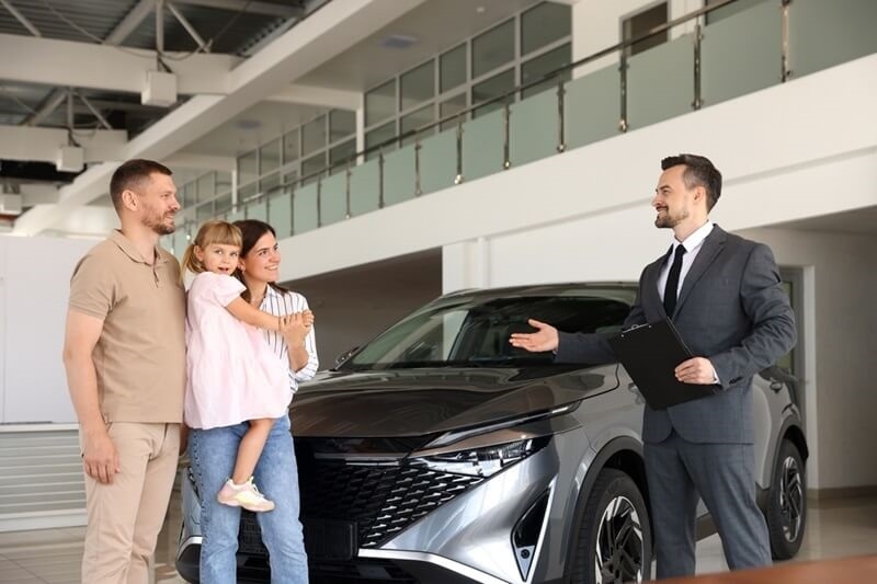 couple-with-kids-buying-new-car