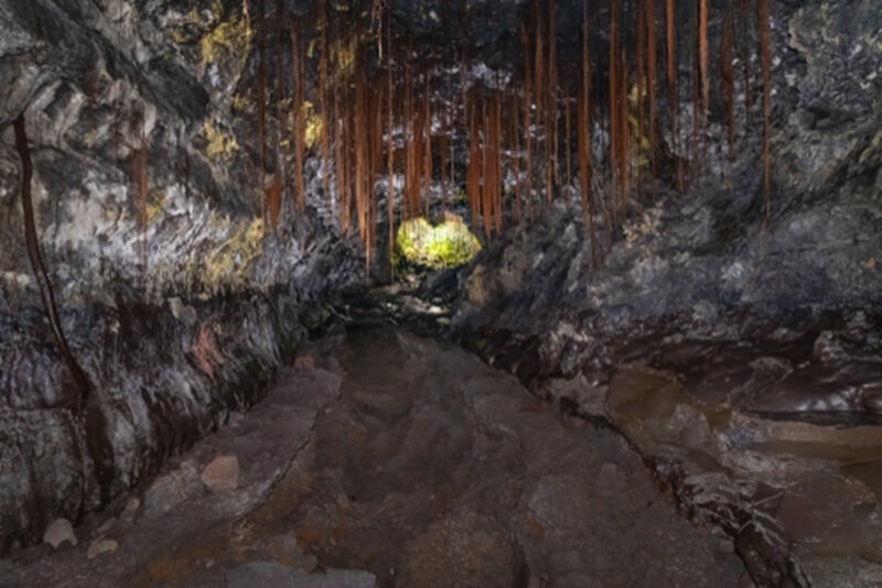 dark-underground-lava-tube-kaumana-caves