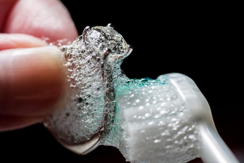 cleaning diamond ring with solution
