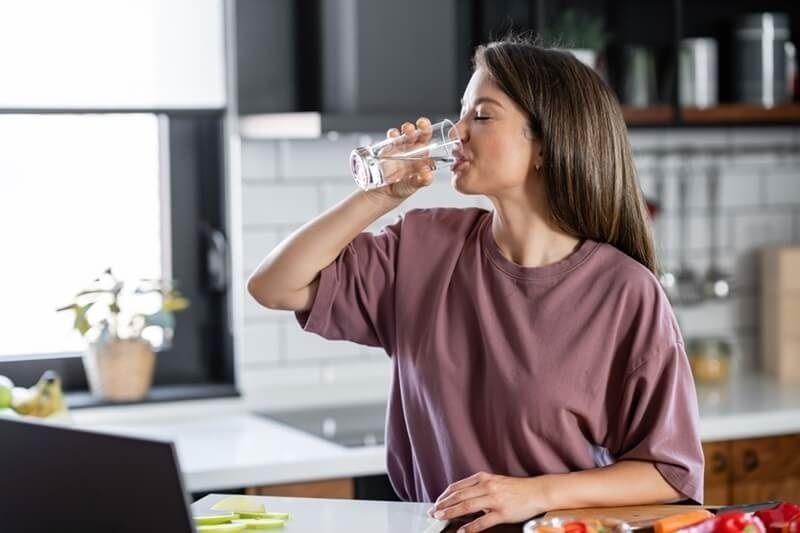 drinking-water-for-dry-mouth-remedies