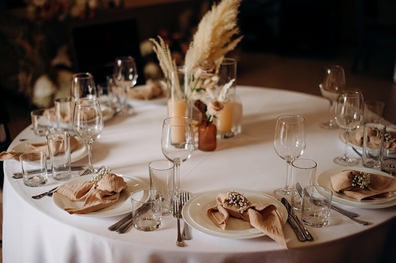 elegant-round-wedding-table-setting-white