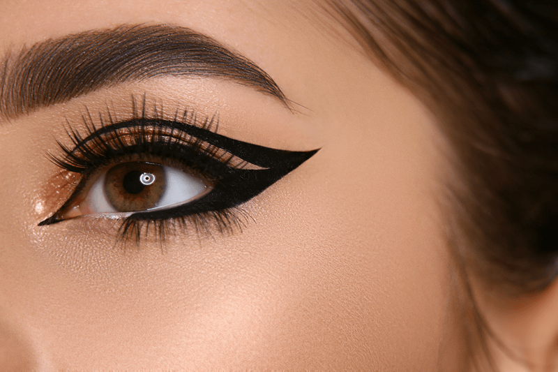 winged liner tips, eyeliner mistakes, easy eyeliner hacks, pencil liner vs liquid, simple liner guide