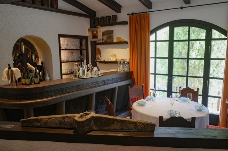farmhouse-decor-raw-rustic-wood