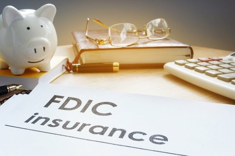 fdic-insurance-on-side-piggy-bank-for-emergency-fund