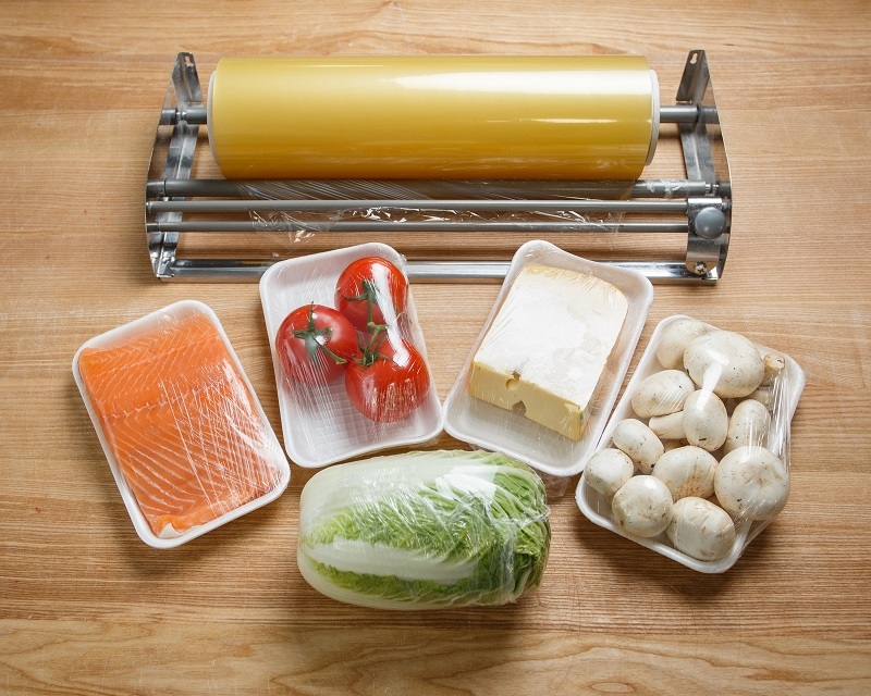 Tomatoes, mushrooms, cheese, salmon fillets and Chinese cabbage are wrapped in cling film for better storage.