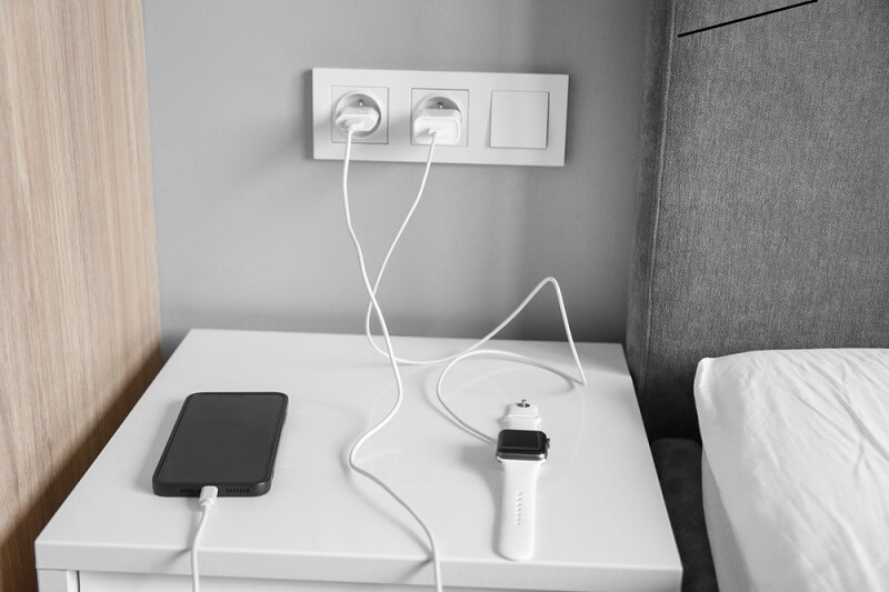 smartwatch on charging with smartphone