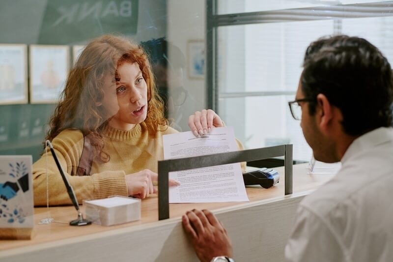 girl-in-process-to-switch-banks-safely