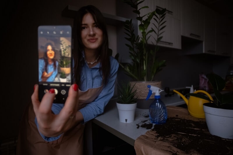 girl clicking pictures of her in HDR mode