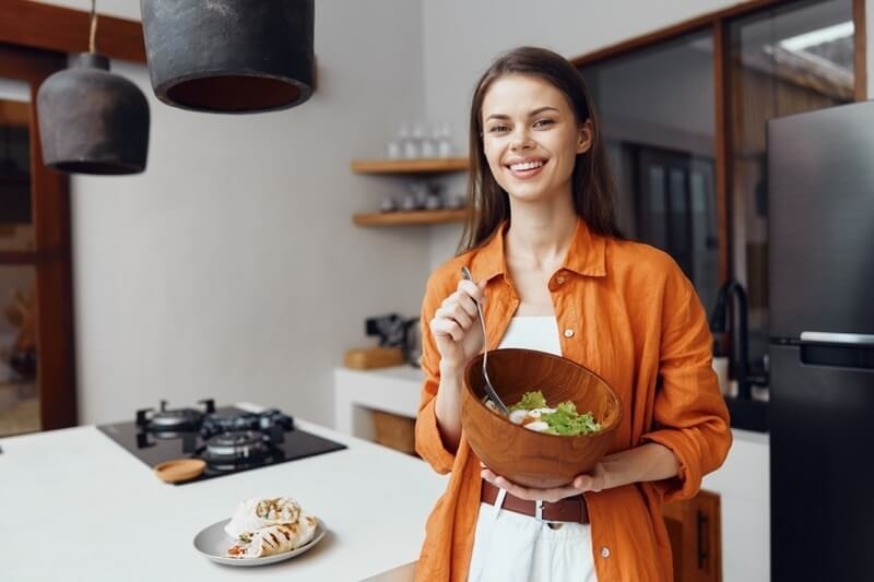 girl-with-food-bowl