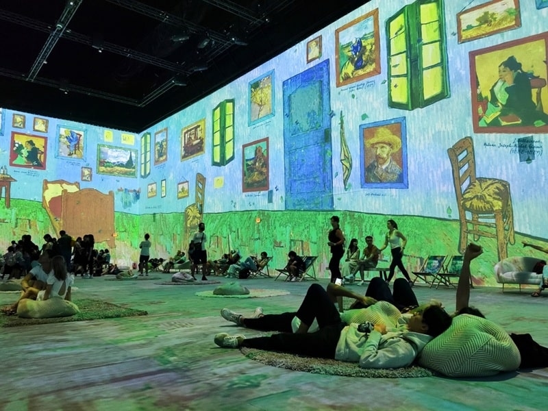  holographic art installations