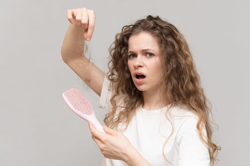 woman with breakage hairs