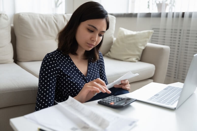 woman investing in 30s