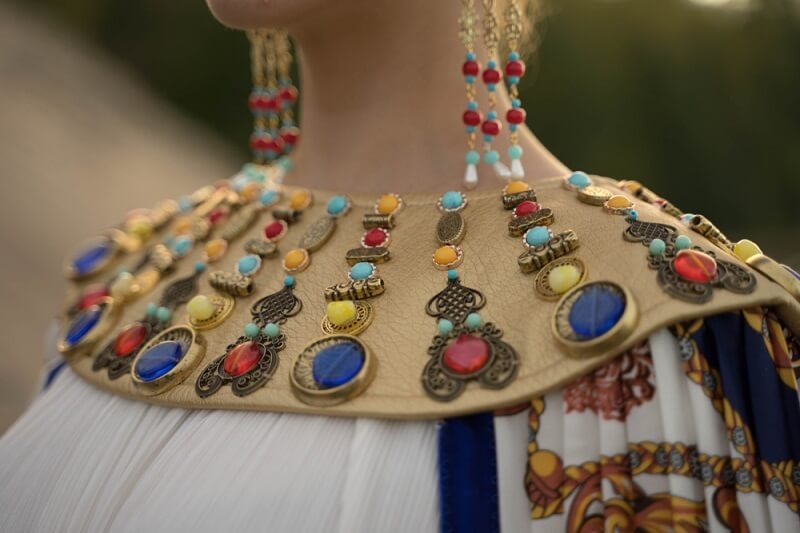 jewelry on woman in ancient egypt