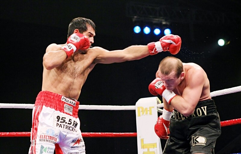 julio cesar fighting in boxing ring
